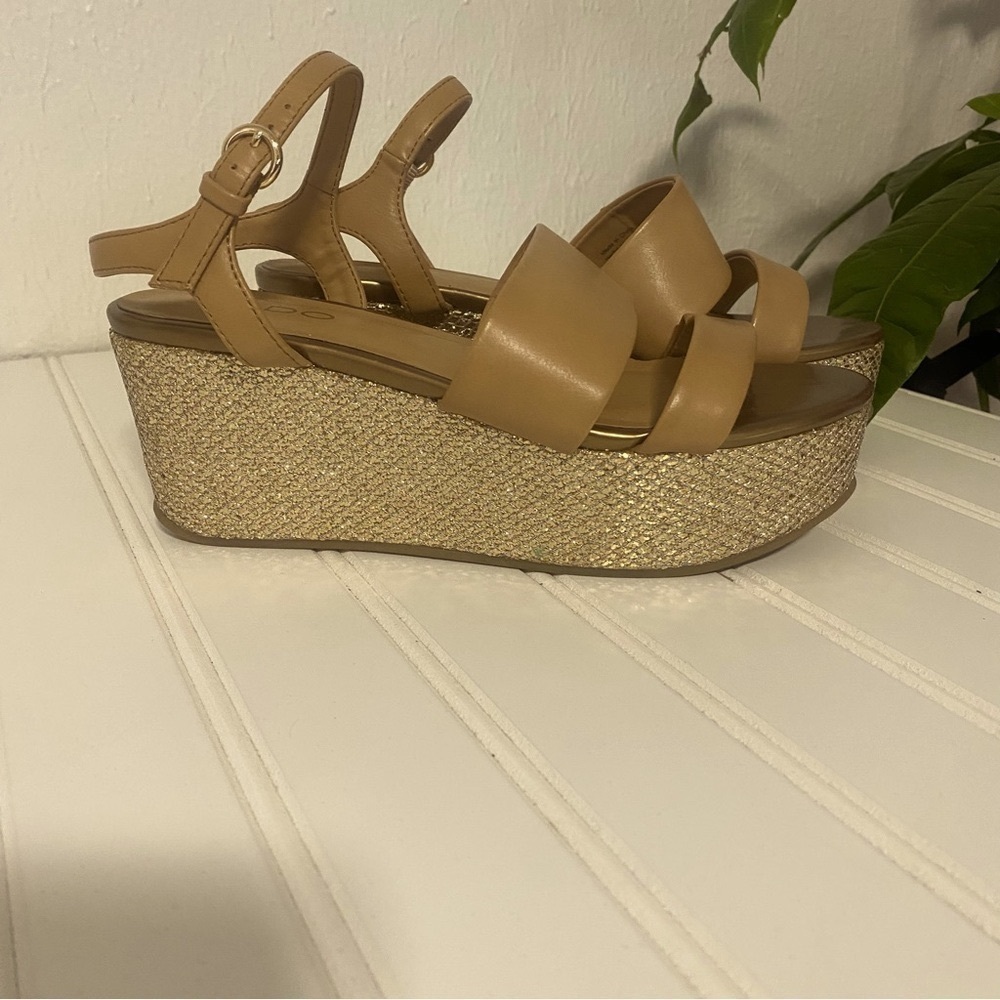 Aldo Women’s Tan with Gold Chunky Platform Sandals Y2K Size 6 Flaw On One Shoe